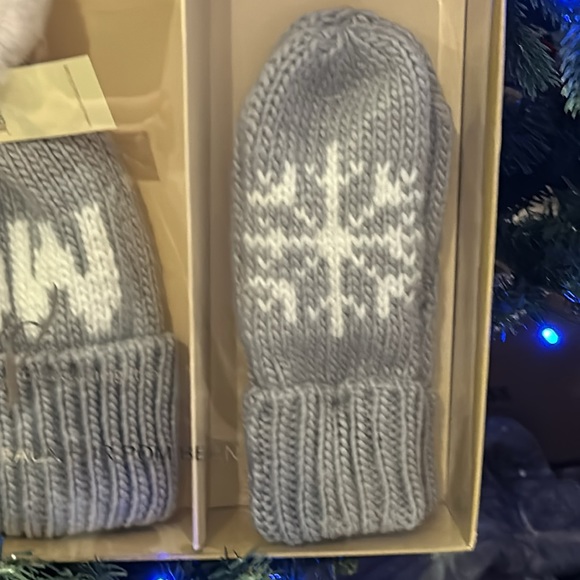 🎄NWT NIB 🎄Grey Snow Winter Beanie Sweater Hat Matching Mittens Boutique - Picture 3 of 4